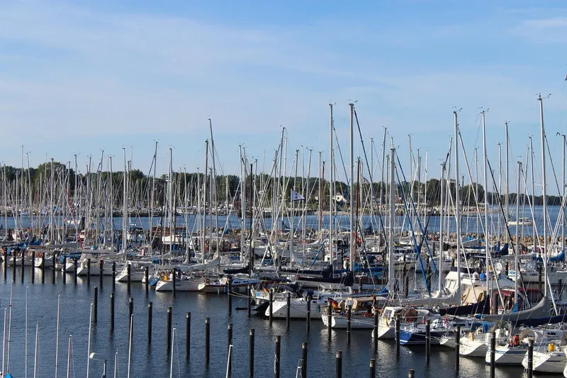 Maritimes Strandleben in Schilksee