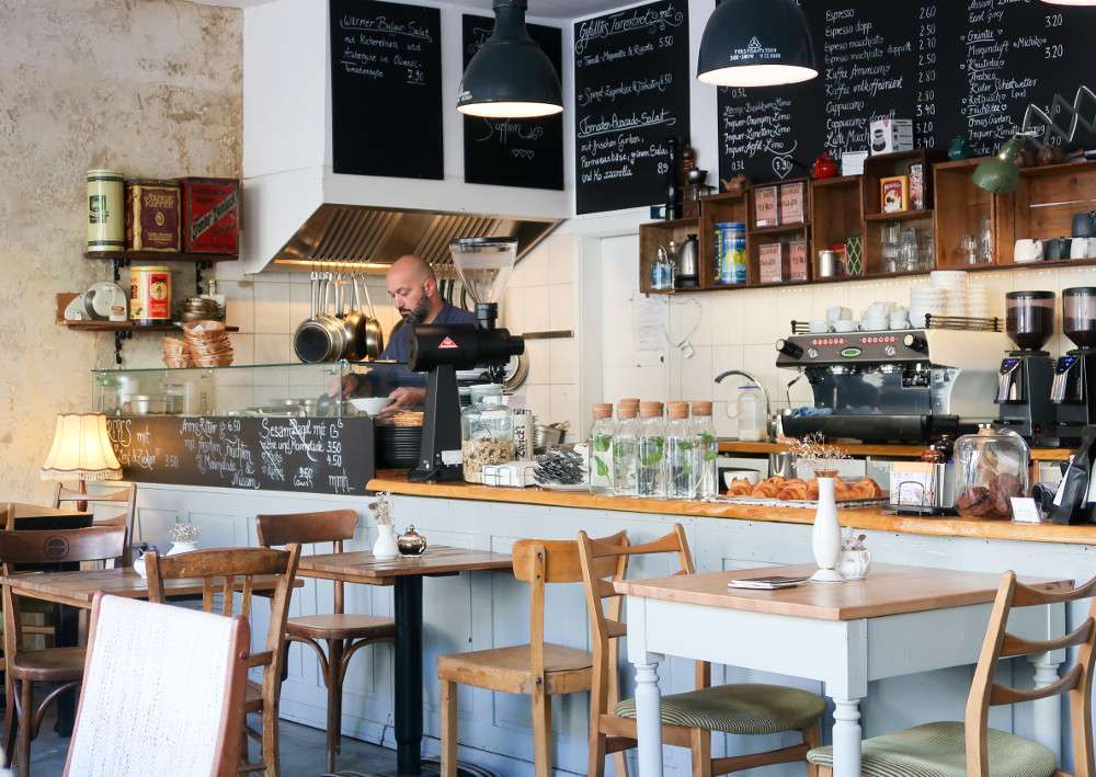 Bunte, gesunde vegane Bowls auf einem Holztisch