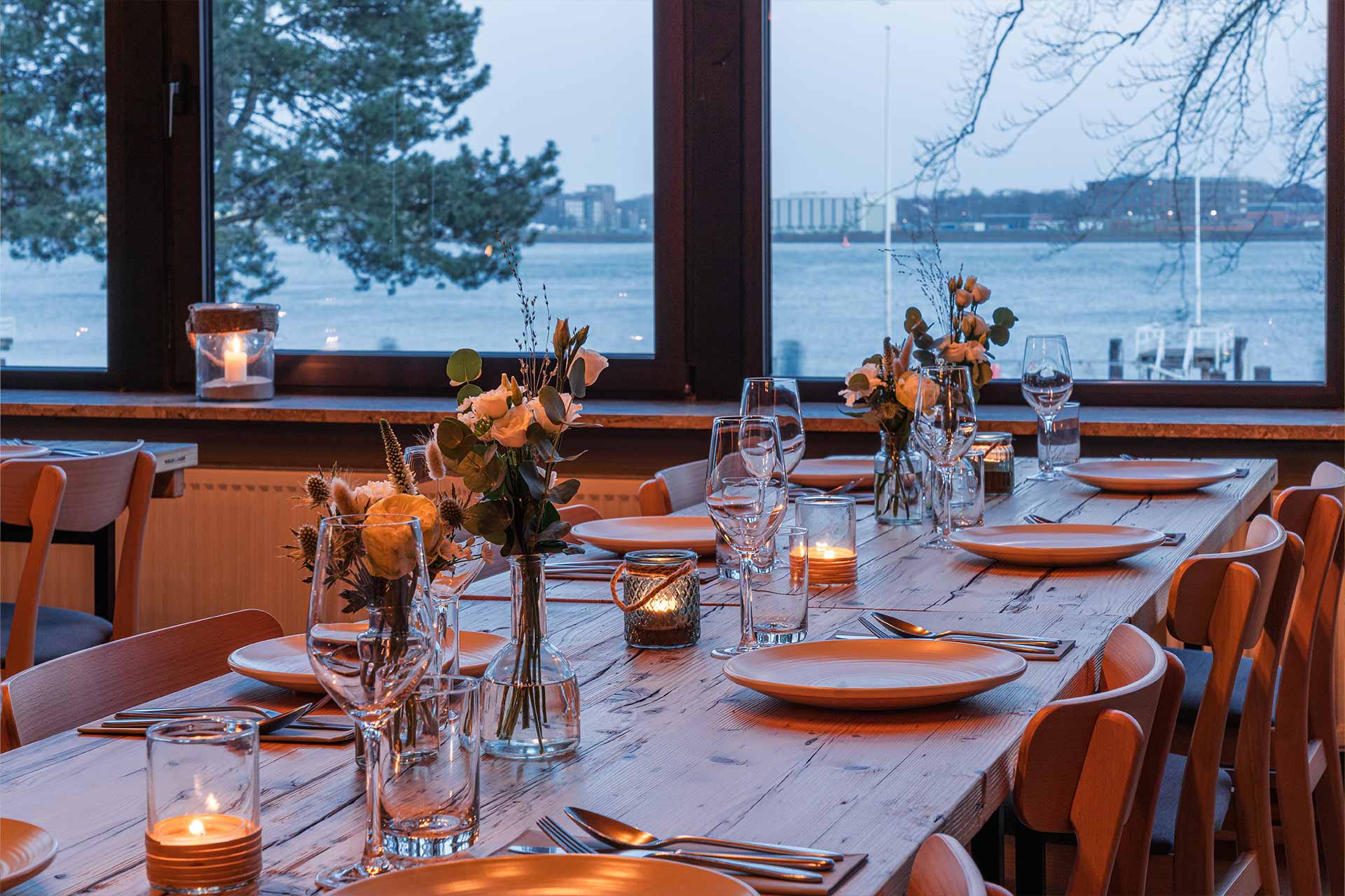 Ein stilvoll gedeckter Tisch im Restaurant Lagom mit Blick auf die Kieler Förde