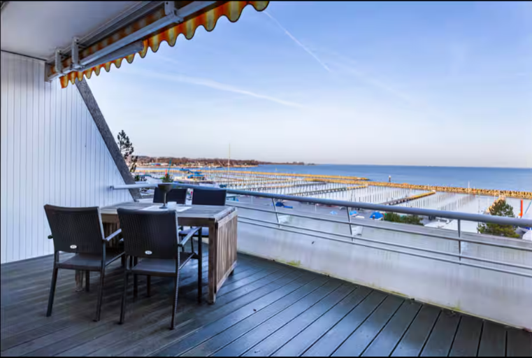 Panoramablick und den Strand direkt vor der Tür